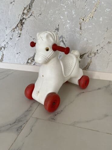 ag jaket: Üçü birlikdə satılır 1) Atdırma/ride-on at – ağ rəngli, qırmızı — 4