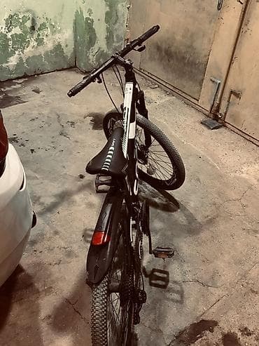veosiped: SFT markalı dağ tipli velosiped. Qara-ağ rəngli çərçivəyə malikdir və — 7
