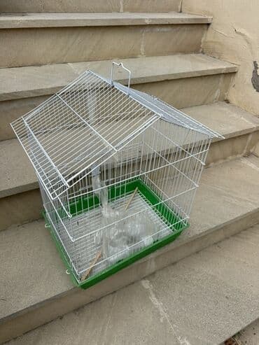 Quş üçün qəfəs. Su qabı yem qabı və quş üçün orta çubuq var. Qiymət