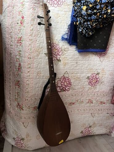 Milli musiqi alətləri: Saz – xalq çalğı aləti - Korpus: armud formalı, tam ağacdan (tək — 3