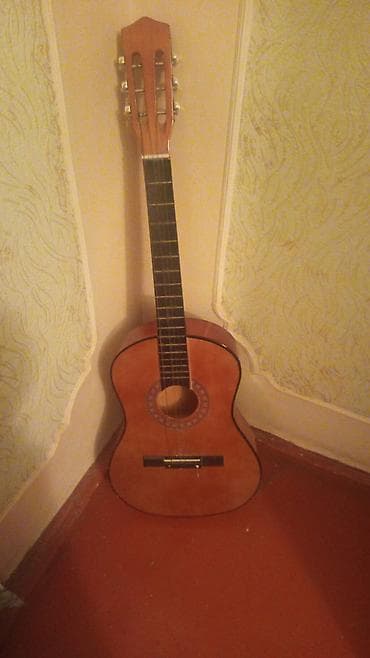 Qarmonlar: Klassik (ispan tipli) akustik gitara - Korpus: təbii ağac, parlaq lak — 1