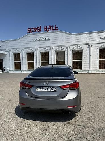 hunday matriks: Hyundai Elantra sedan – gümüşü rəng, aerodinamik kuzov və qara rəngli — 8