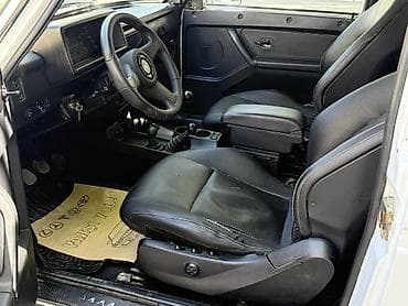 sukan seti: Lada Niva 4x4, ağ rəng, 3 qapılı off-road SUV. Texniki və xarici — 2