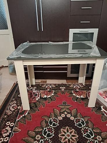 Mətbəx stolu təzədir Stolun eni: 70sm Uzunu:110 sm Ünvan: sumqayıt