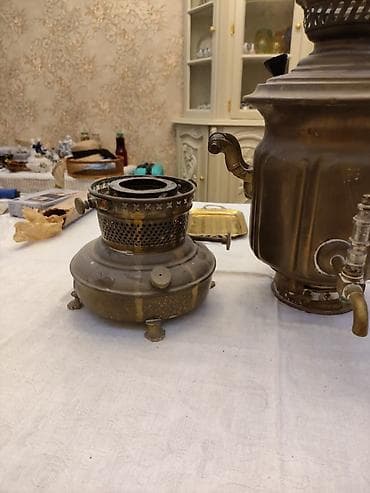 simovar: Antik samovar və petroleylə işləyən lampa (qətranlı çıraq) dəsti - — 2