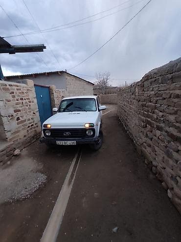 LADA Niva (ağ rəng, 3 qapılı ofroud kupe/hetçbek). - 4x4 daimi tam