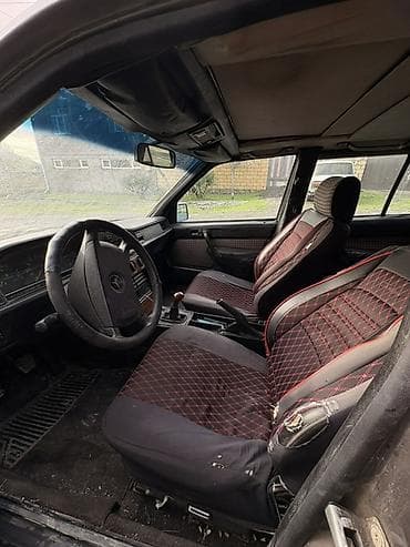 volkswagen tiguan ii: Mercedes-Benz 190 (W201) sedan - Kuzov: 4 qapılı sedan, qara rəngdə — 2