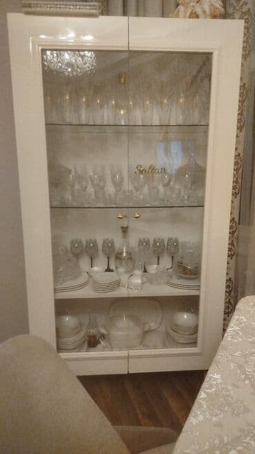 şuşə vitrin: Şüşəli dolab vitrini, Ünvandan götürmə — 1
