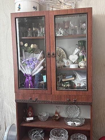 Vitrinli qab-dadı dolabı - Material: ağac teksturalı korpus, ön