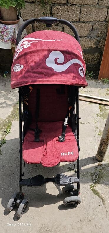 купить детскую коляску: Tünd qırmızı rəngdə, qara çərçivəli uşaq arabası. Təhlükəsiz oturacaq — 3