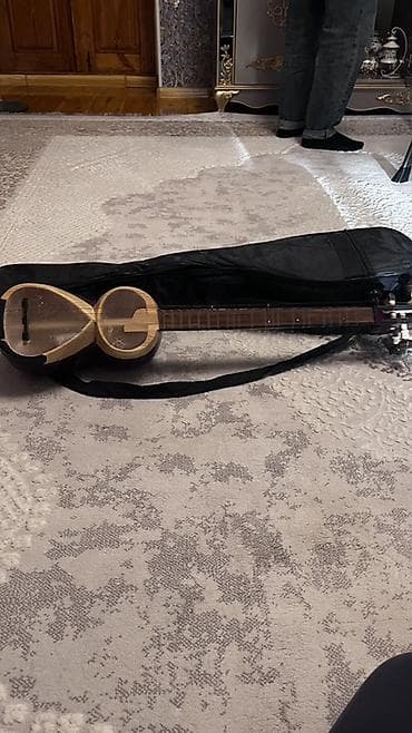 türk sazı: Tar (Azərbaycan tarı) və çantası - Korpus: iki gövdəli klassik — 4