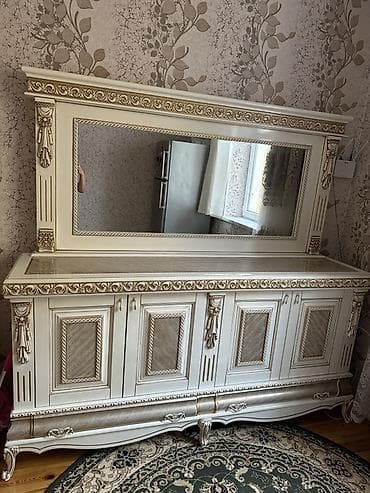 Klassik üslubda böyük güzgülü Kamot, konsol/bufet. - Rəng: krem-ağ