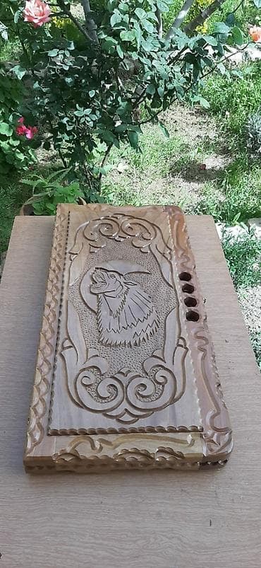 nərd taxta: Bu, taxta materialdan hazırlanmış, oyma bəzəkləri olan nərd oyun — 3