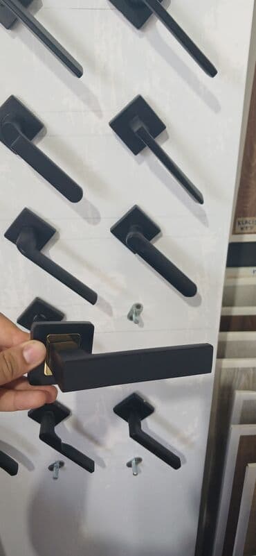 Qapı dəstəkləri: Müxtəlif rənglərdə və üslublarda qapı tutacaqları. Qara, gümüşü və — 6