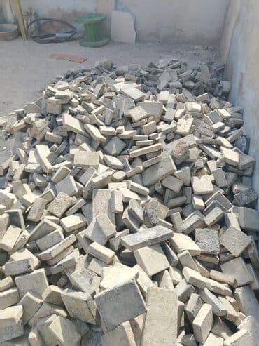 Tamet işlənmişdir arxası sement deyil qumun üstündən sökülüb xırda