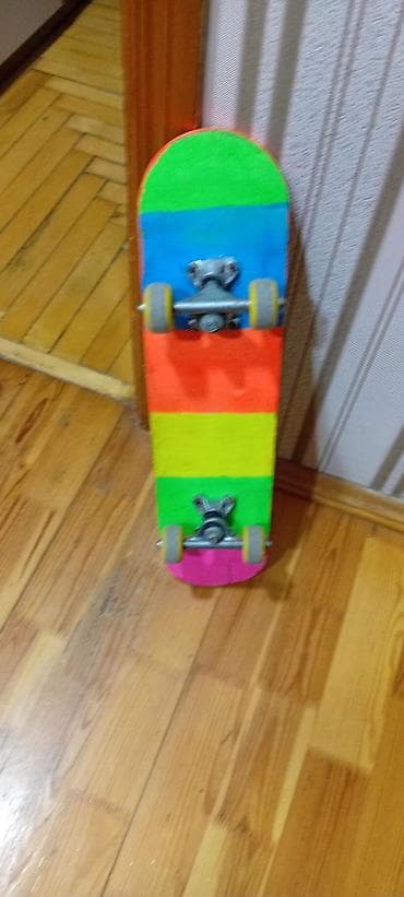 skateboard: Skateboard – taxta gövdə, iki tərəfi yüngül qabarıq forma. - — 5