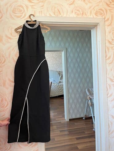 qadın ziyafət geyimləri: Qara uzun ziyafət geyimi - Model: yuxarı hissəsi qolsuz, halter-tip — 2