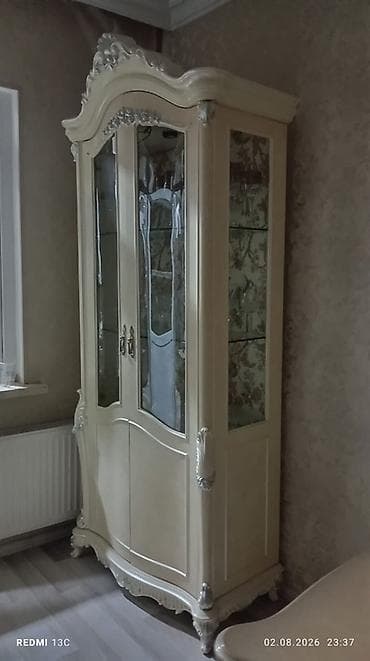 reception masa: Klassik üslubda qonaq otağı mebel dəsti Komplekt: - Uzadıla bilən iri — 4