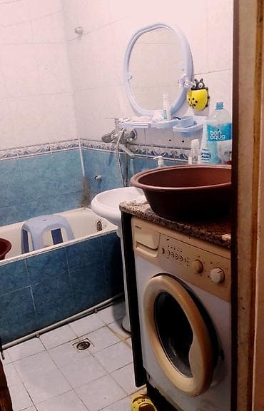 Mərkəzi Hərbi Hospitalın yanında, "8 Noyabr" metrosunun çıxışındakı 9 — 9