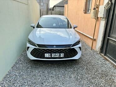 Chery: BYD sedan – ağ rəng, aerodinamik və modern dizayn. Xüsusiyyətlər: - — 1