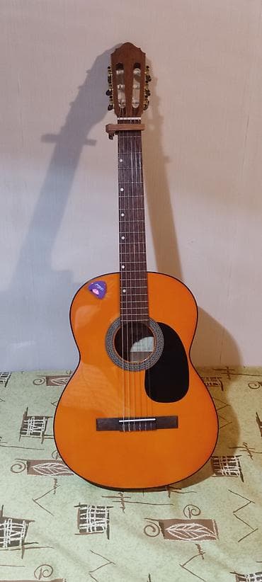 Klassik gitara – tam ölçü (4/4) - Korpus: parlaq lak örtüklü, klassik