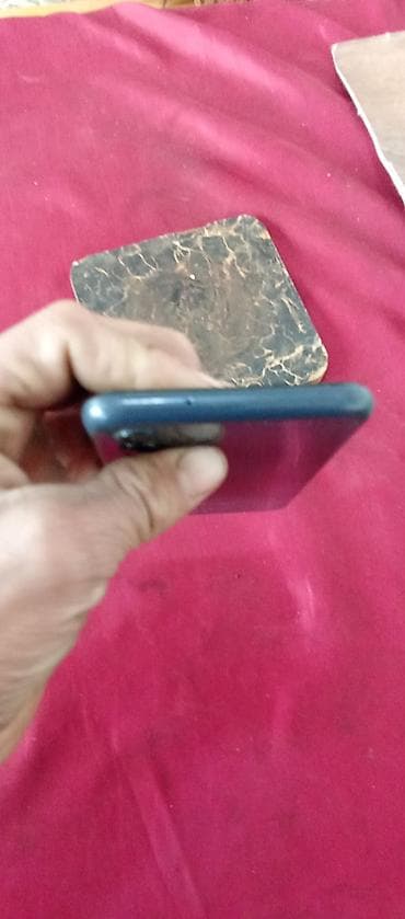 Smartfon - Korpus rəngi: tünd mavi - Arxa hissədə çoxkameralı kamera