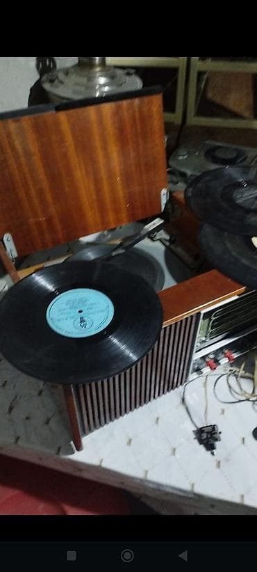 Vinil plaqlar üçün retro pikap və daxili radio/akustika bloku