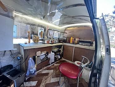 food truck: Sarı rəngli mobil “fast food” furqonu – isti və qəlyanaltılar yerində — 10