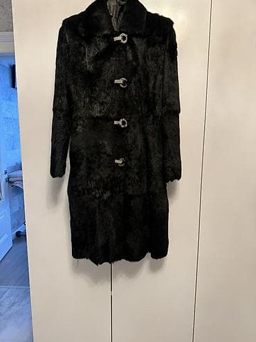 Kürklər: Qara rəngli uzun kürk palto - Klassik düz kəsim, dizə yaxın uzunluq - — 1