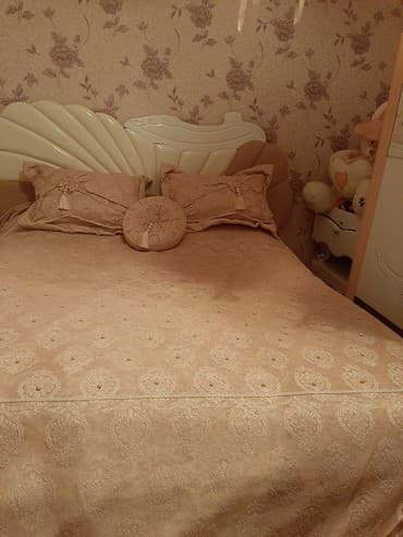 bogema aliram: Yataq üçün İşlənmiş Qaşlı rəng - Çəhrayı Yataq örtüyü — 1