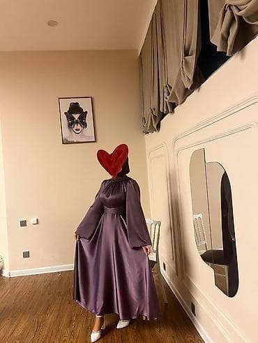 hicab butik: Bənövşəyi rəngdə, atlas effekti verən parıldayan parçadan hazırlanmış — 1