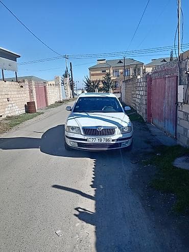 Model: Skoda Octavia (A5) sedan Rəng: Ağ Kuzov: 4 qapılı sedan