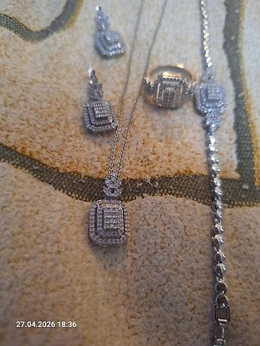 Zərgərlik dəsti – gümüş rəngli bujiteriya dəsti. zərif -işiqlı