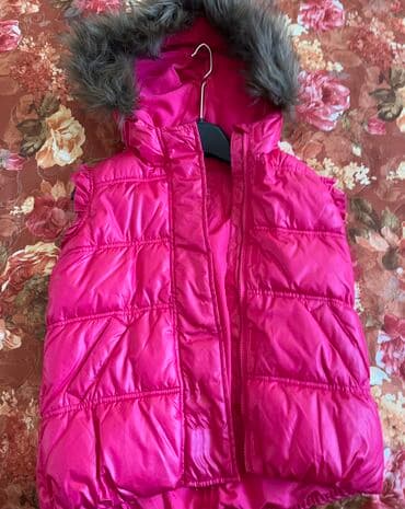 uşaqlar üçün sinteponlu jiletkalar: Куртка-безрукавка бренда Gap для девочки 4-5 лет — 2