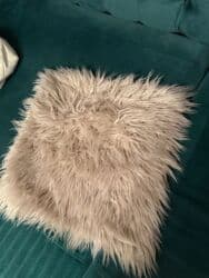 Güzgülər: Təbii qoyun dərisindən yumşaq, uzun tüklü plaş/kiçik xalça. - Rəng — 3