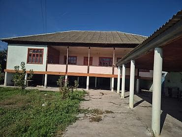 Geniş həyəti və yaşayış sahəsi olan bir ev. Evdə geniş otaqlar və — 1