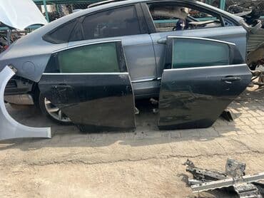 белый стол на кухню: Ağ rəngli Chevrolet avtomobilin arxa bamperi və sol arxa qapısı. Bu — 5