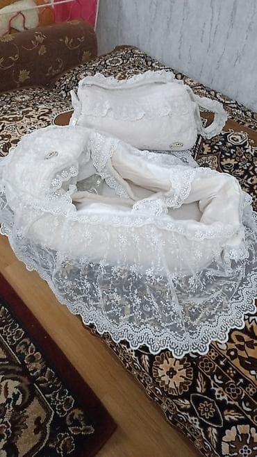 Bəlli: Ağ rəngdə beşik-set (daşına bilən körpə beşiyi) və uyğun çanta