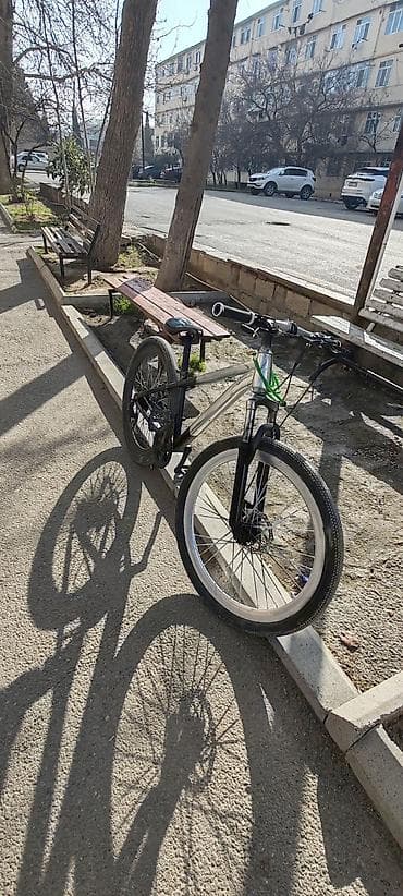 Şəhər və park sürüşləri üçün yığılmış tək sürətli velosiped. Texniki