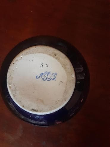 Qedimi vaza. Olcusu shekilde gorunur. 10 azn