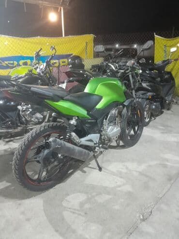 təkər ucun zəncir: Yaşıl-rəngli küçə/naked tipli motosiklet Xüsusiyyətlər: - Güclü tək — 1