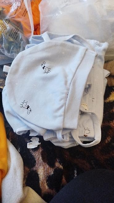 Uşaq üçün yüngül papaq dəsti - Rəng: açıq mavi - Üzərində xırda ağ