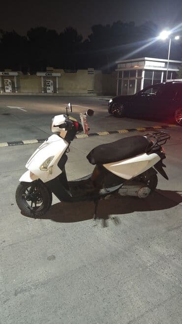 Motonəqliyyatın icarəsi: Şəhər içi rahat hərəkət üçün ağ rəngli skuter/süpürgə tipli moto — 2