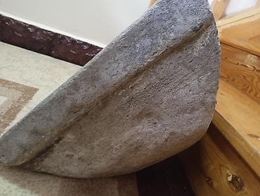 Самовары: Qədimi qara su daşı satılır.20 litr su tutumuna malikdi.Su daşının alt — 2