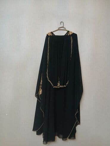 Kurtkalar: Qara rəngli zərif abaya/plaş stili paltar. - Yüngül, axıcı şifon — 1