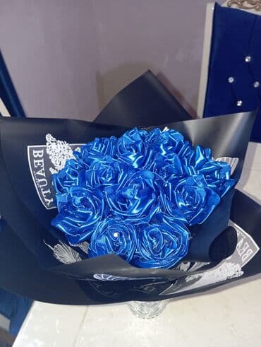 Süni güllər: Mavi atlas güllərdən ibarət buket - Parlaq atlas lentlərlə — 1