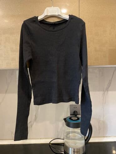 женские футболки и майки в полоску: Qadın geyimləri 3 azn her biri 1) Açıq boz rəngli qısaqol bluz: - — 3