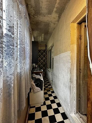 Otaqlar: Mənzil 1 otaqdan 2 otağa düzəlmədir. Razində yerləşir.9 mərtəbəli — 4