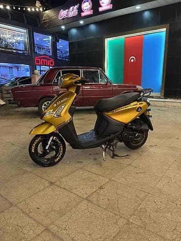 Su nəqliyyatı: 2025 ziq zaq 
- Rəng: qızılı/sarı, qara detallarla — 6