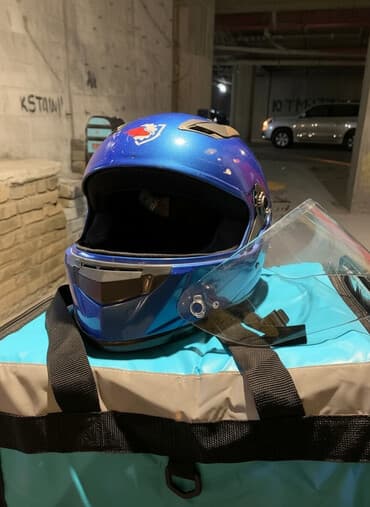 Mavi rəngli tam üzlü motosiklet dəbilqəsi üstündə vizorunda verəcəm — 1